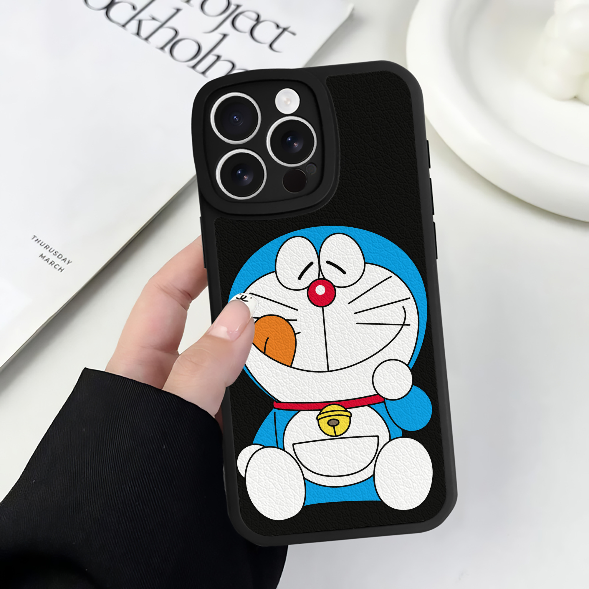 （画像用） ドラえもん Doraemon 【iPhone 16シリーズ対応】シリコンスマホケース（レザー調） 材質：シリコン
